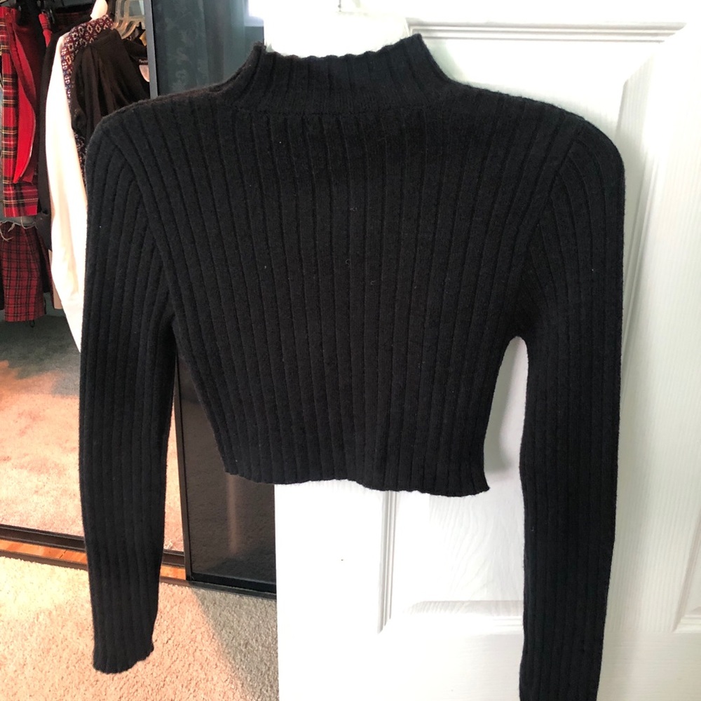 Cropped, warm, black turtleneck!